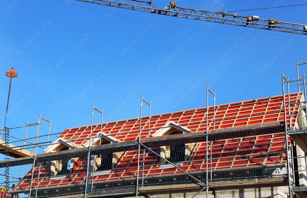 Ein neues Dach wird eingedeckt
(New roof construction)