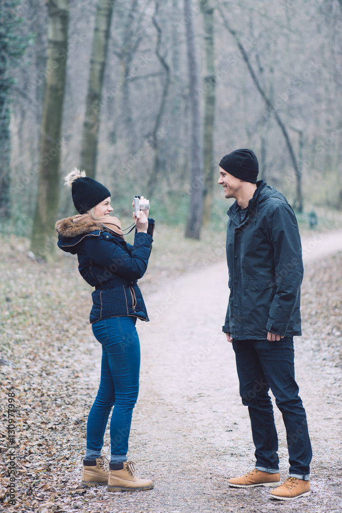 Obraz premium Young woman taking portrait outdoor