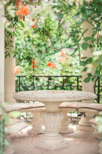 Obraz na płótnie pavilion in beautiful flower garden w salonie