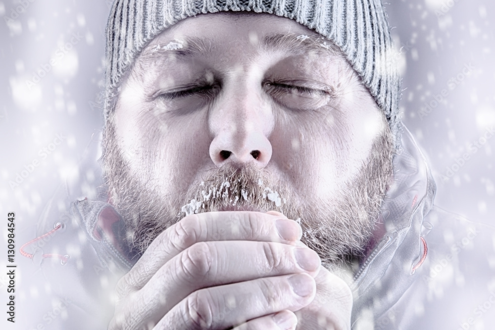 Как выглядит замерзший человек Freezing cold man snow storm storm white out trying to keep warm by blowing into
