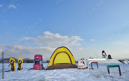 青空の雪原・テントで遊ぶファミリー
