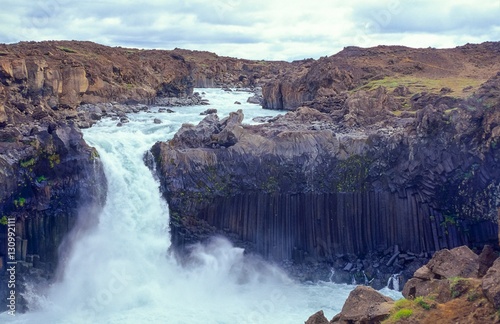 Wasserfall Aldeyjarfoss, Fluss Skjálfandafljót, Basaltsäulen, an der Hochlandroute Sprengisandur, Norðurland eystra, Island, Europa 