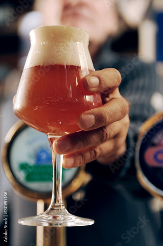 Primo piano di bicchiere di birra rossa