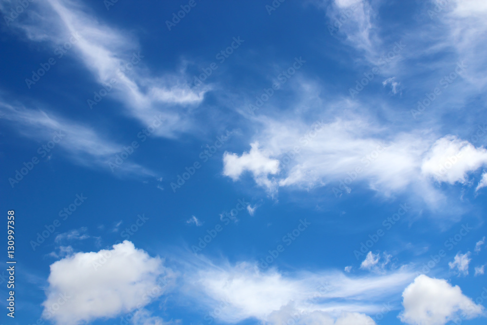 Obraz premium Piękne białe chmury na tle niebieskiego nieba