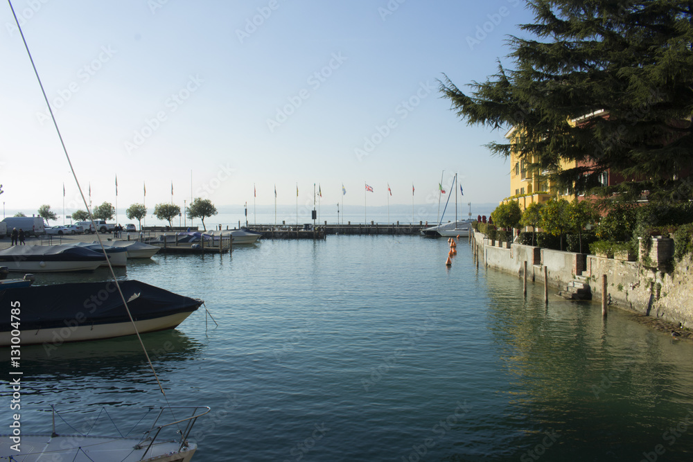 L'ingresso del molo turistico a Sirmione L'ingresso del molo turistico a Sirmione
