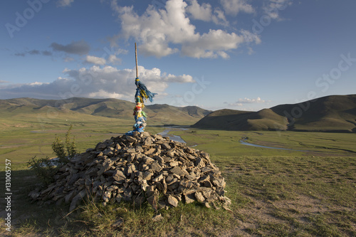 Ovoo - Heiliger Steinhaufen in der weite der mongolischen Steppe photo