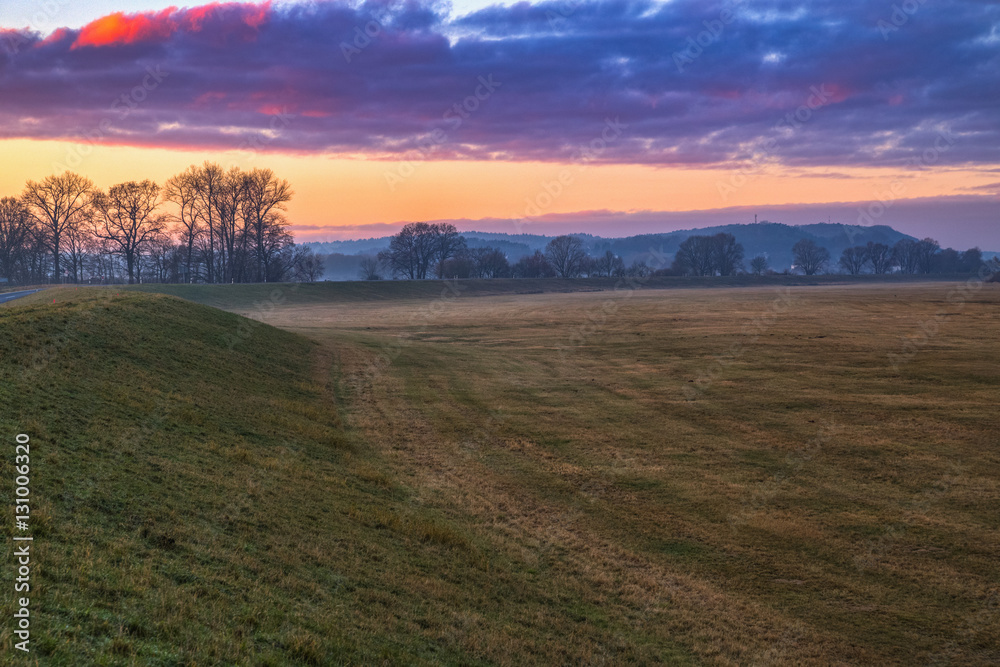 Fototapeta premium HDR Sonnenuntergang 14 / Sonnenuntergang über dem Elbufer zwischen Wussegel und Hitzacker (Landkreis Lüchow-Dannenberg, Niedersachsen).