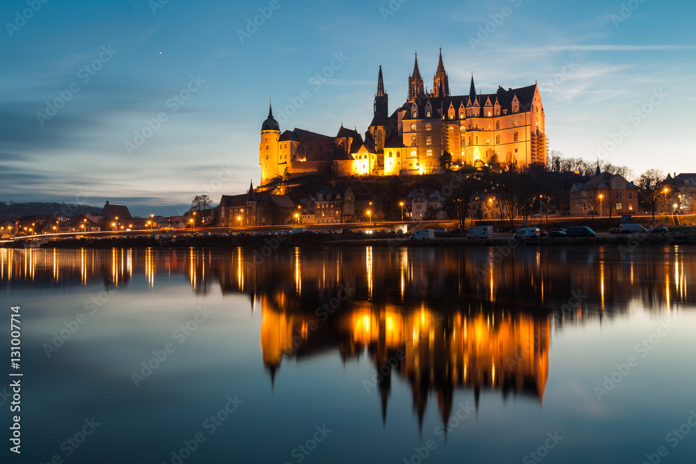 Meißen mit Burg an der Elbe zur Blauen Stunde