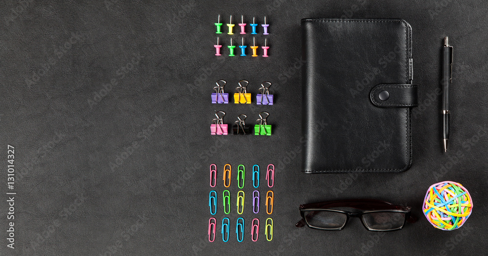 Obraz premium Office supplies on a black table