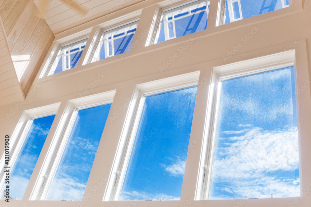 Φωτογραφία Wall of windows on sunny afternoon