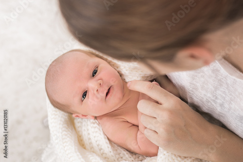 Mutter kuschelt mit Neugeborenem