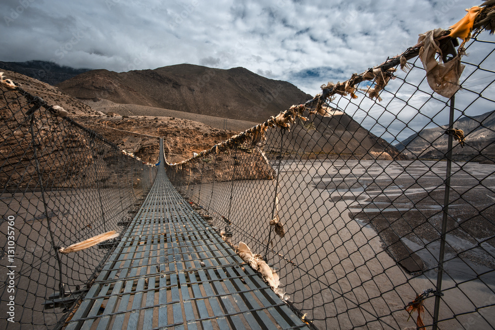 Fototapeta premium Ponte di funi sul fiume Kali Gandaki