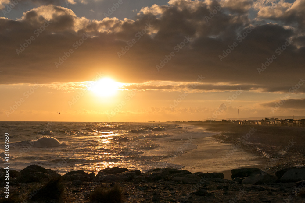 coucher de soleil au dessus de la mer méditerranée , avec des rochers en premier plan