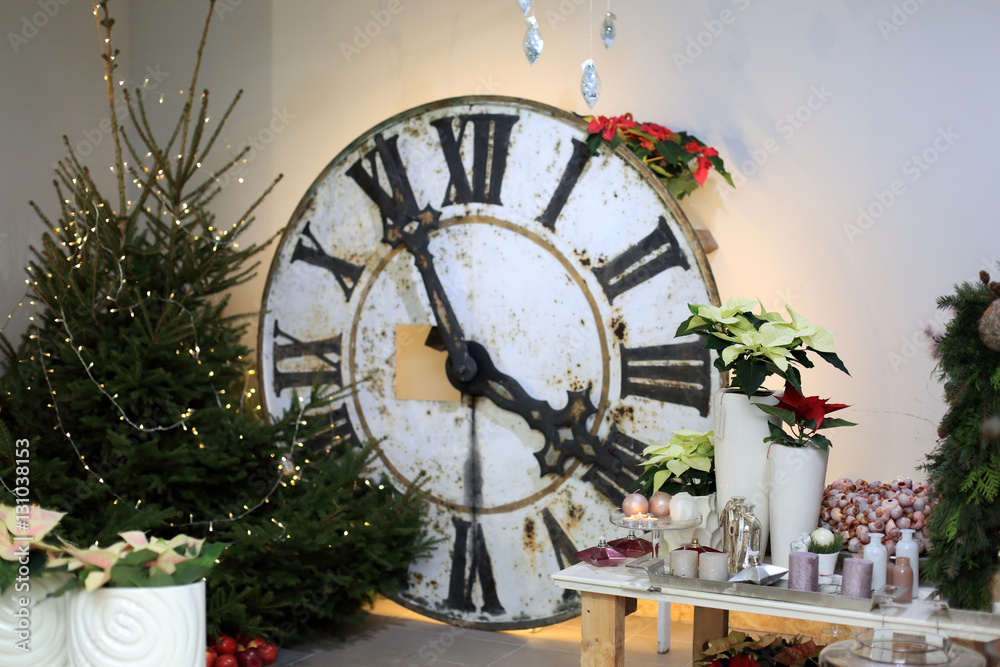 Choinka świąteczna w kwiaciarni, ogromny zegar, kwiaty, doniczki. - obrazy, fototapety, plakaty 