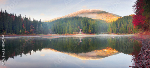Fototapeta Naklejka Na Ścianę i Meble -  Synevir lake autumn colors