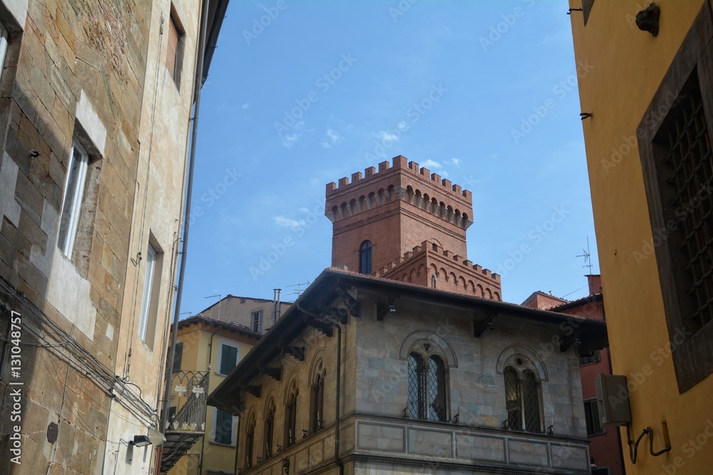 Strasse in der Altstadt von Pisa, Toskana in Italien mit Turm im Hintergrund