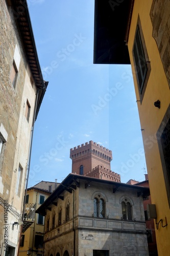 Strasse in der Altstadt von Pisa, Toskana in Italien mit Turm im Hintergrund