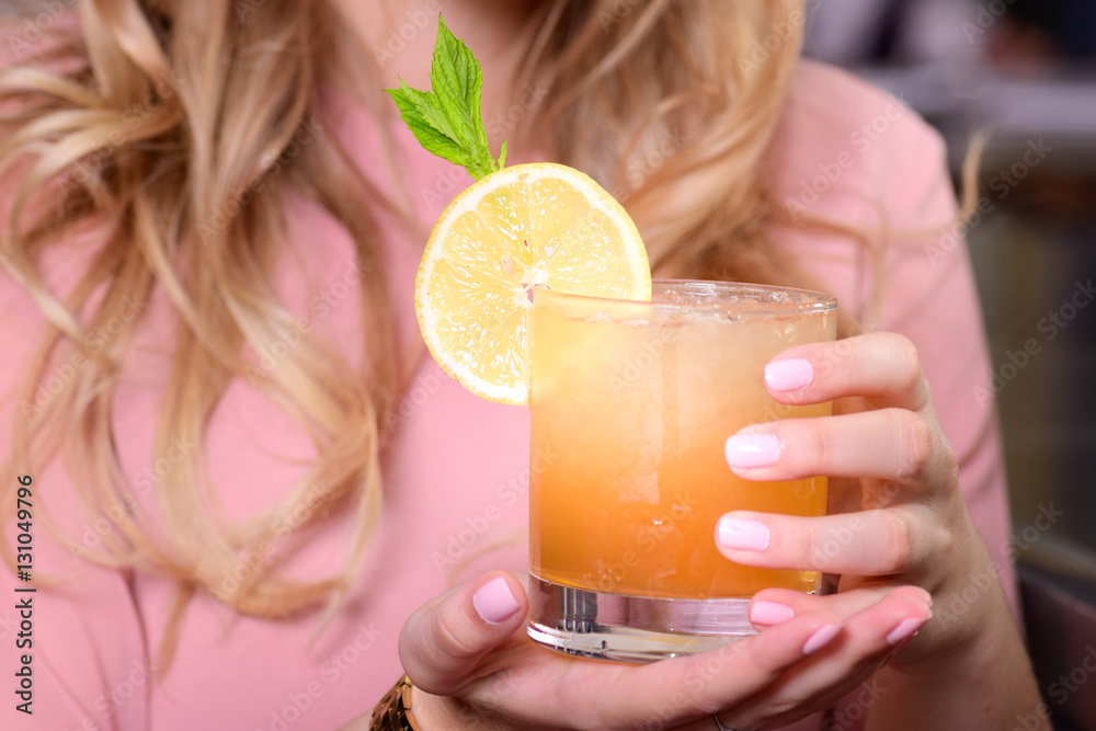 Fototapeta premium cocktail alcohol drink hand bartender restaurant bar ice juice 