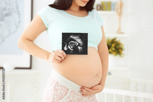 Closeup of pregnant woman w...