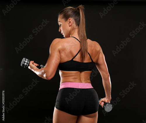 Sporty young woman with dum...