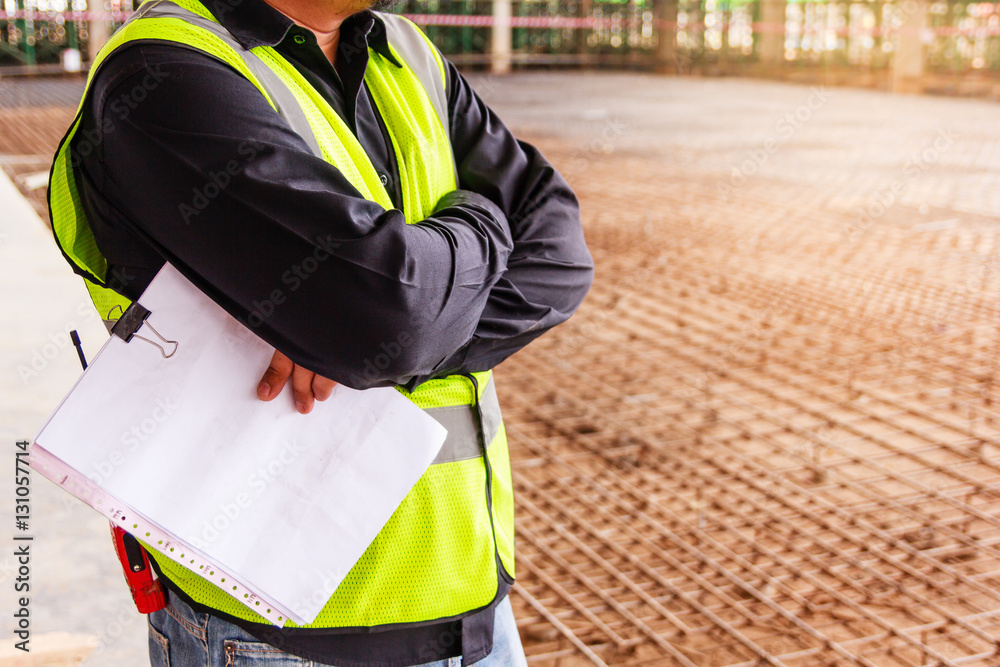 Obraz premium Supervisor worker checking a construction site works