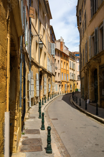 Fototapeta Naklejka Na Ścianę i Meble -  picturesque alley in Aix-en-Provence, France