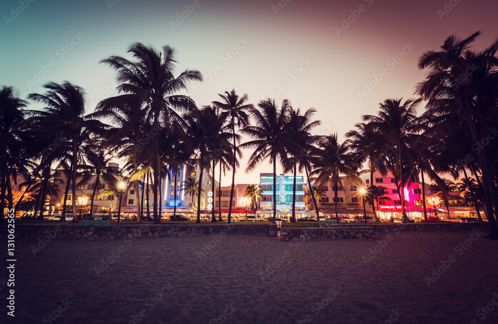 Fototapeta premium Ulica Ocean Drive z oświetlonymi budynkami, South Beach