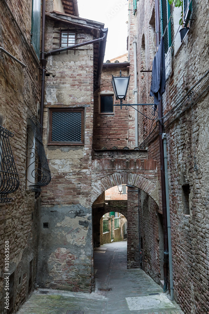 Fototapeta premium arches between old buildings in Siena