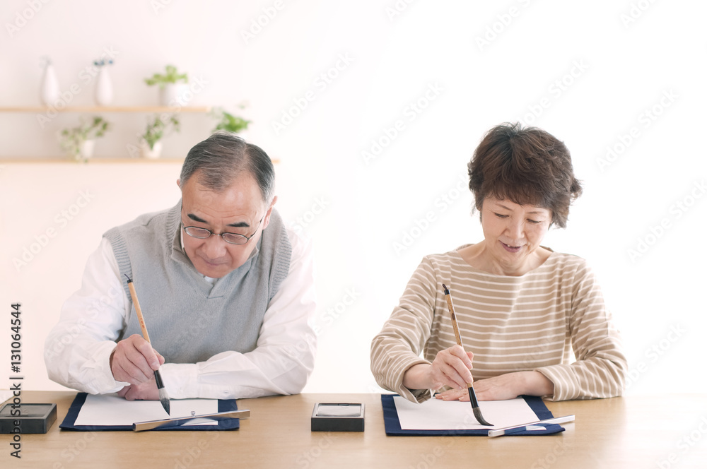 書道をするシニア夫婦 書道をするシニア夫婦