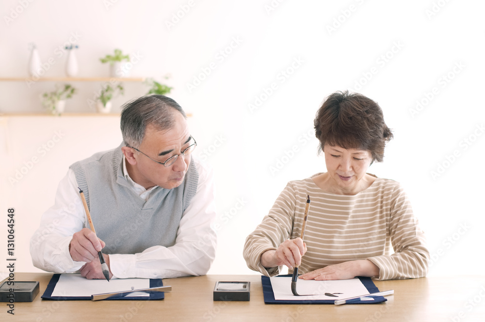 書道をするシニア夫婦 書道をするシニア夫婦