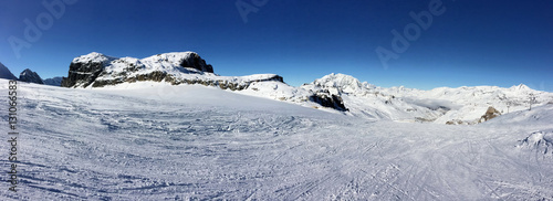 paysage panoramique en montagne en hiver sous ciel bleu 