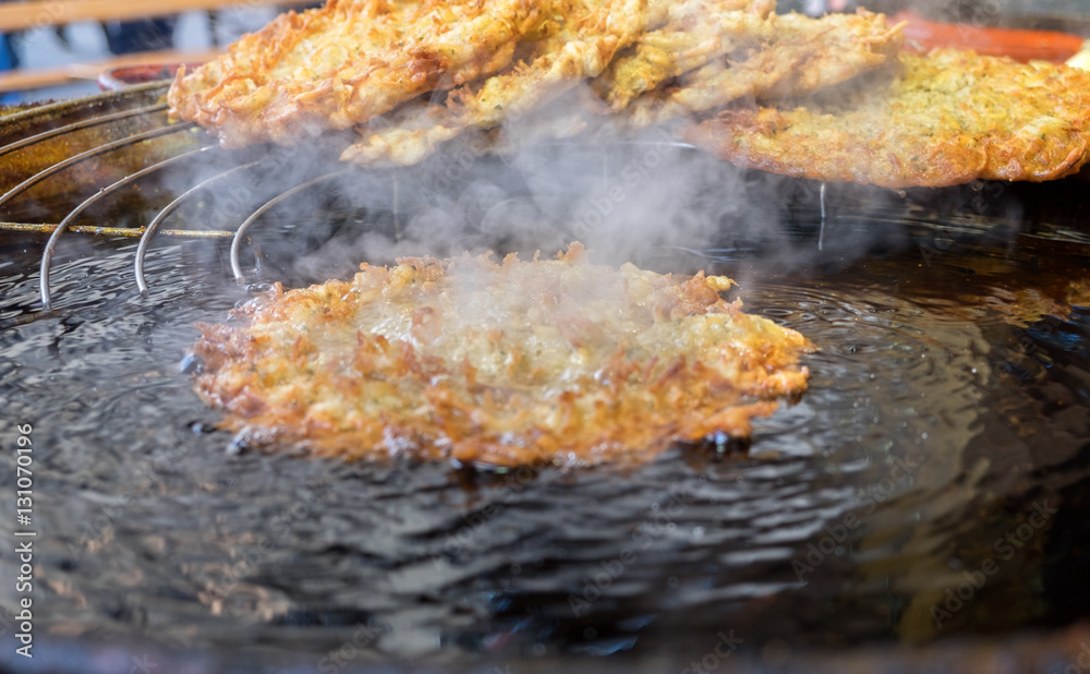 Φωτογραφία Langos - street food at the traditional Christmas market in Budapest, Hungary