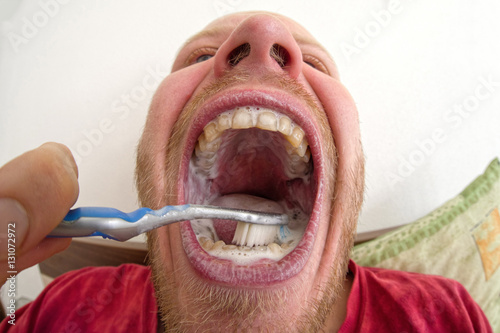 Brusing teeth photo