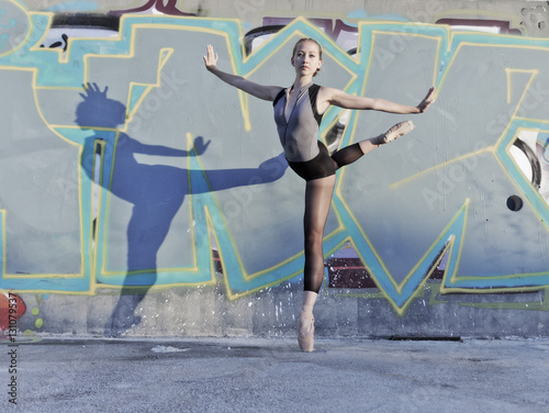 Bailarina de ballet y su sombra sobre pared