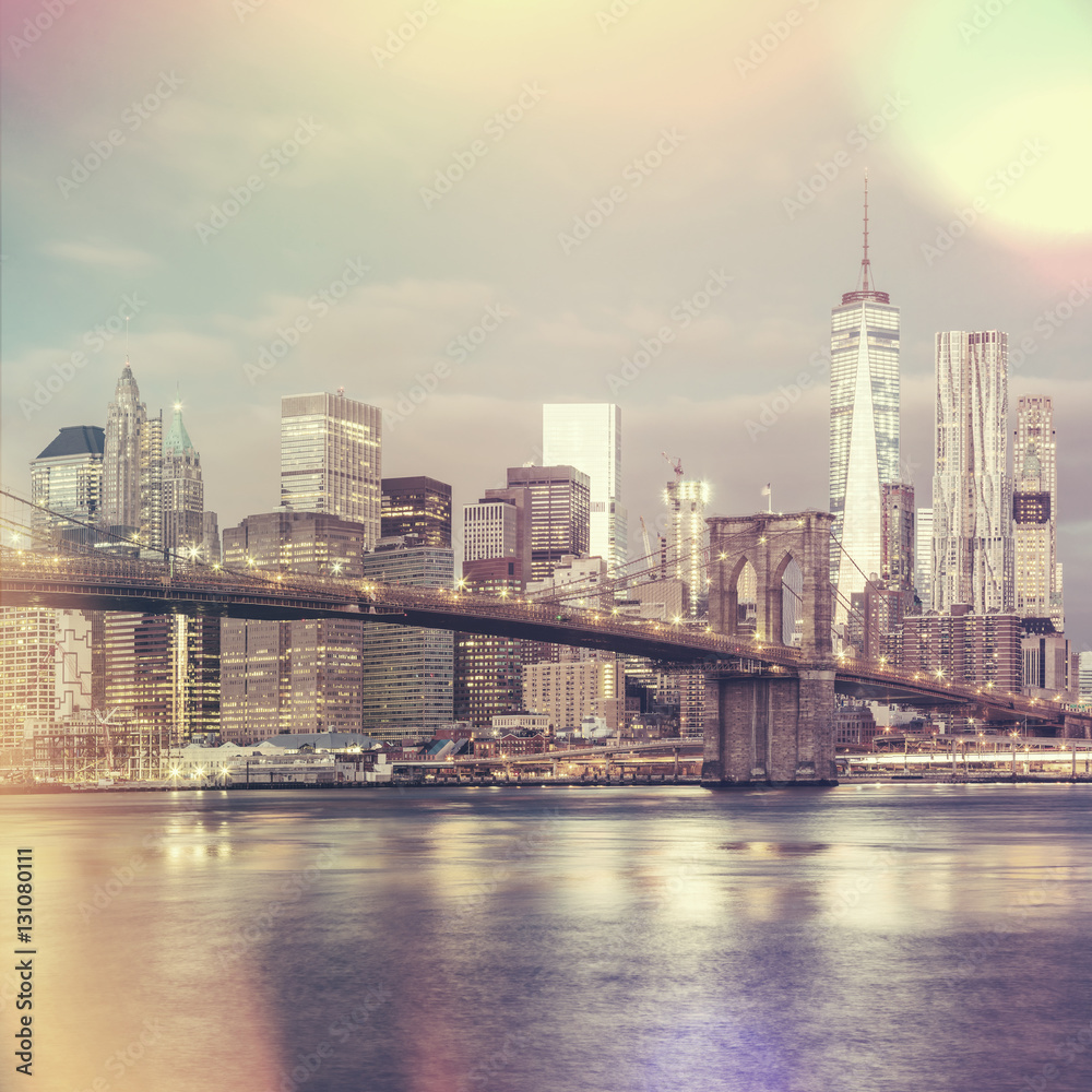 Fototapeta premium Widok stylu vintage z Brooklyn Bridge i Manhattan skyline, Ne