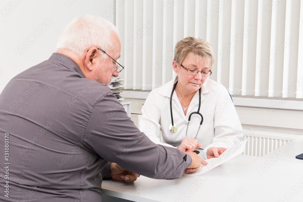 Ärztin mit Patient in Beratung Ärztin mit Patient in Beratung