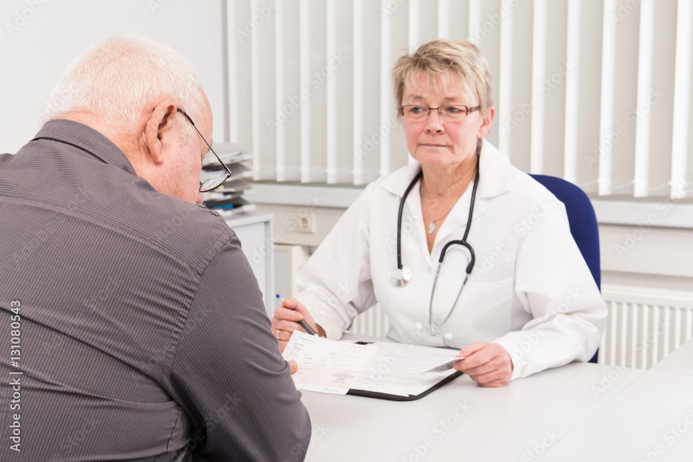 Ärztin mit Patient in Beratung Ärztin mit Patient in Beratung