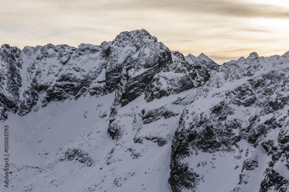Obraz premium Snow covers the Tatra ridge.