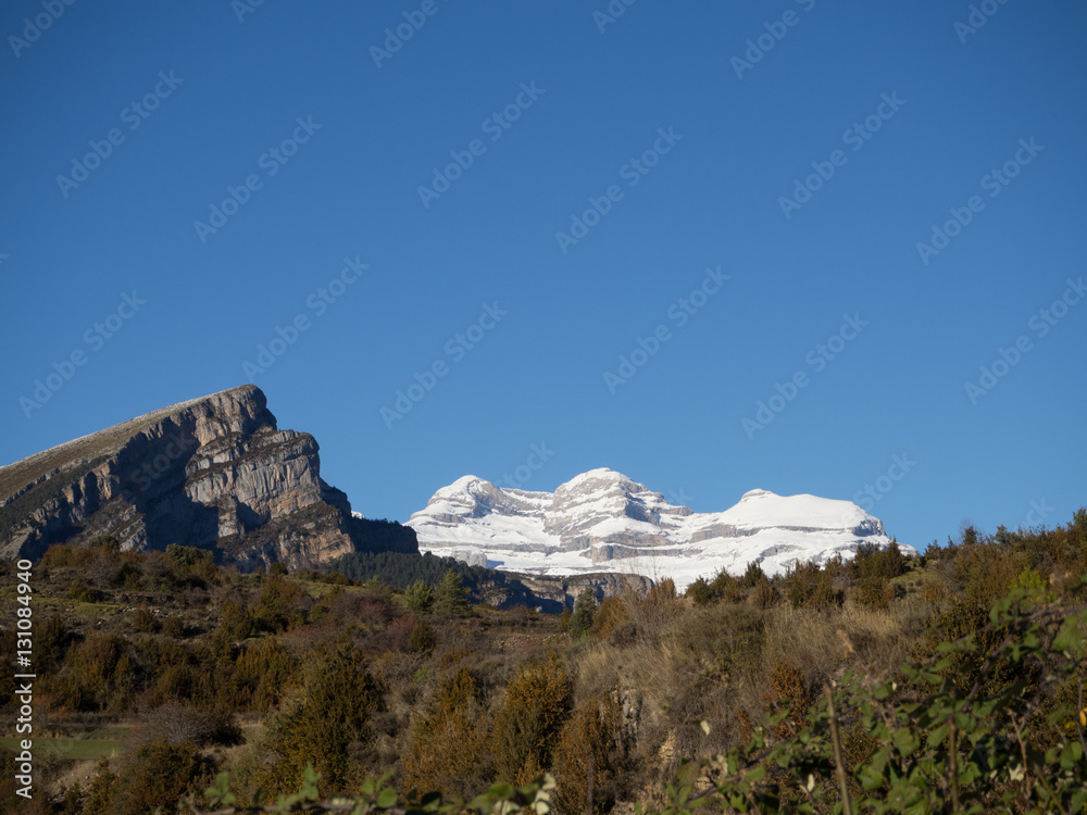 el Mondotó y Las Tres Marías nevadas en el bello paisaje del entorno del Cañón de Añisclo en en Huesca, España, Diciembre de 2016 OLYMPUS CAMERA DIGITAL