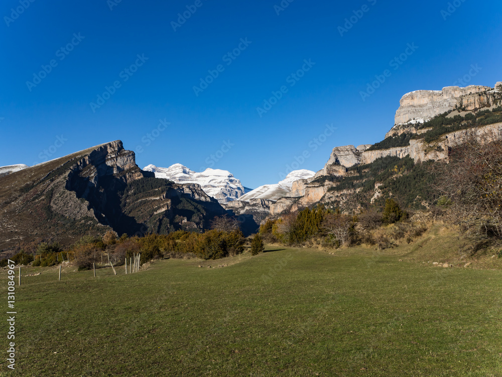 vistas del Mondotó , Las Tres Marías  y Los Sestrales, desde el Valle de Vió en Huesca, España, Diciembre de 2016 OLYMPUS CAMERA DIGITAL