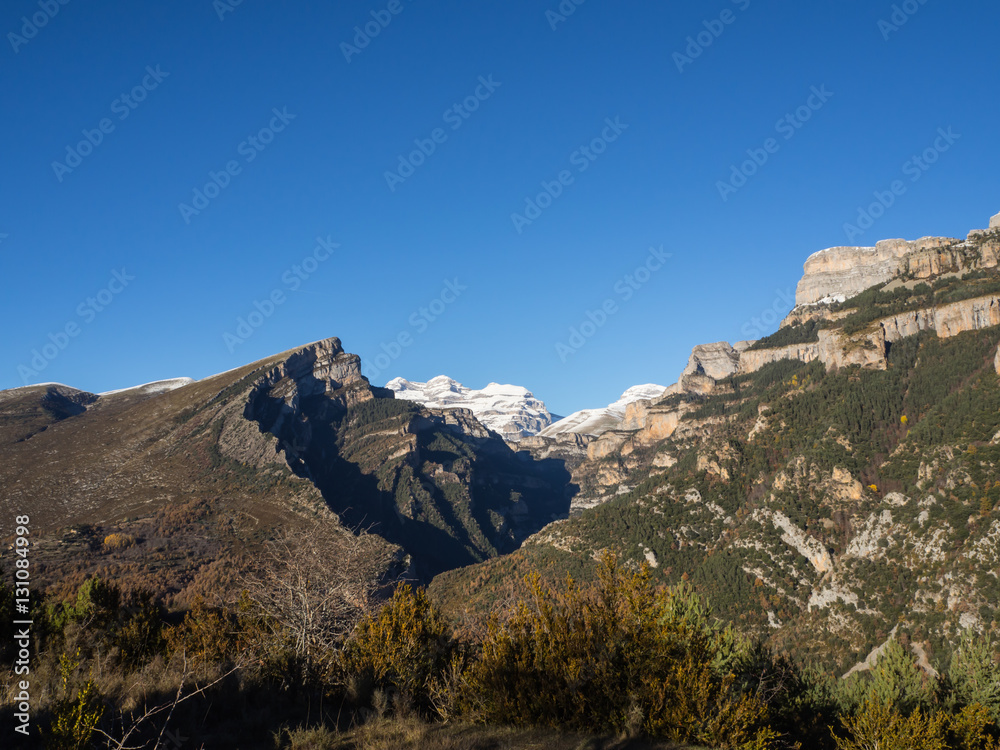 vistas del Mondotó, Los Sestrales y Las tres Marías desde el Mirador de Cruces en la entrada del Cañón de Añisclo ,Huesca, España, Diciembre de 2016 OLYMPUS DIGITAL CAMERA