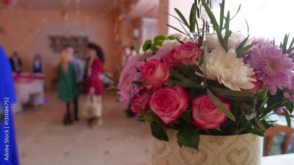 Obraz premium bouquet of flowers is in the restaurant in flower the background are people