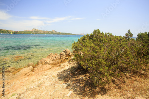 In Sardegna mare e cielo  acqua e rocce  acqua limpida  sole sull isola.   