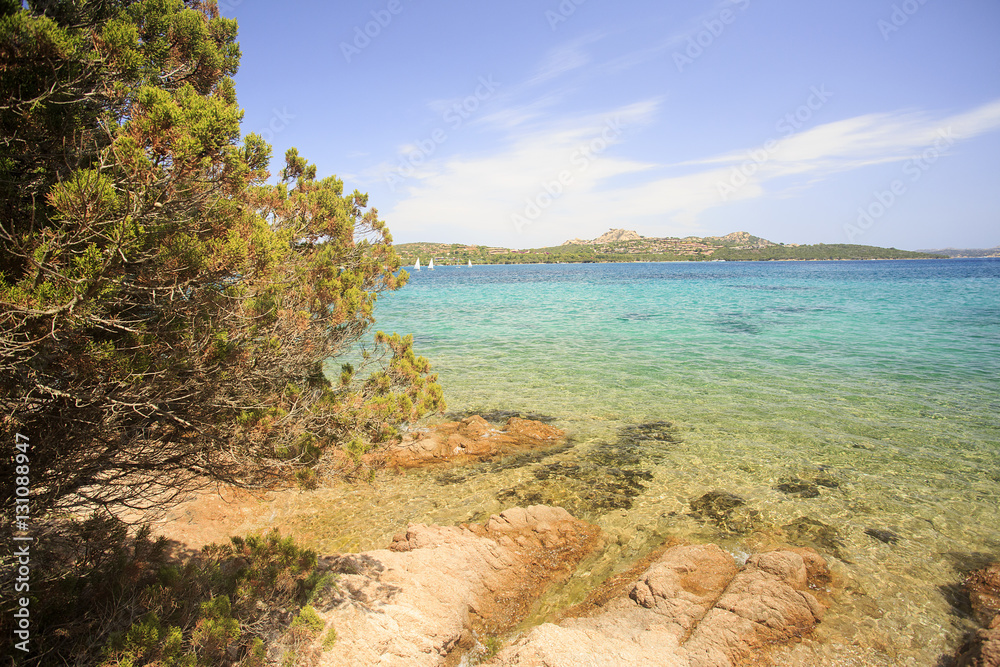 In Sardegna mare e cielo, acqua e rocce, acqua limpida, sole sull'isola. 
