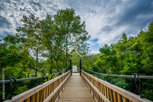 Fototapeta Naklejka Na Ścianę i Meble -  Bridge over Little Sugar Creek, at Freedom Park, in Charlotte, N