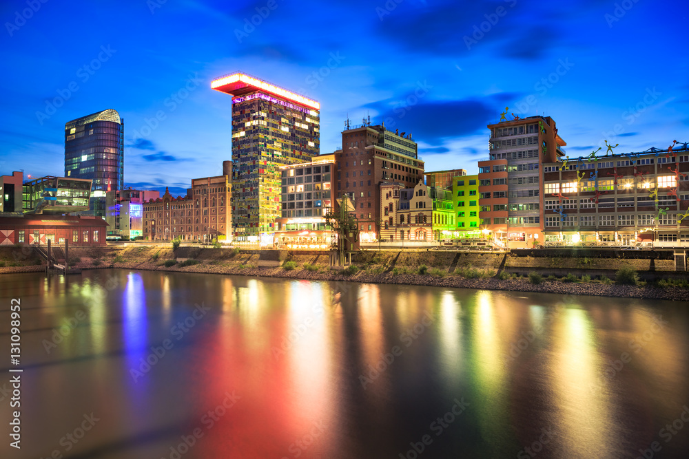 Obraz premium Dusseldorf by night