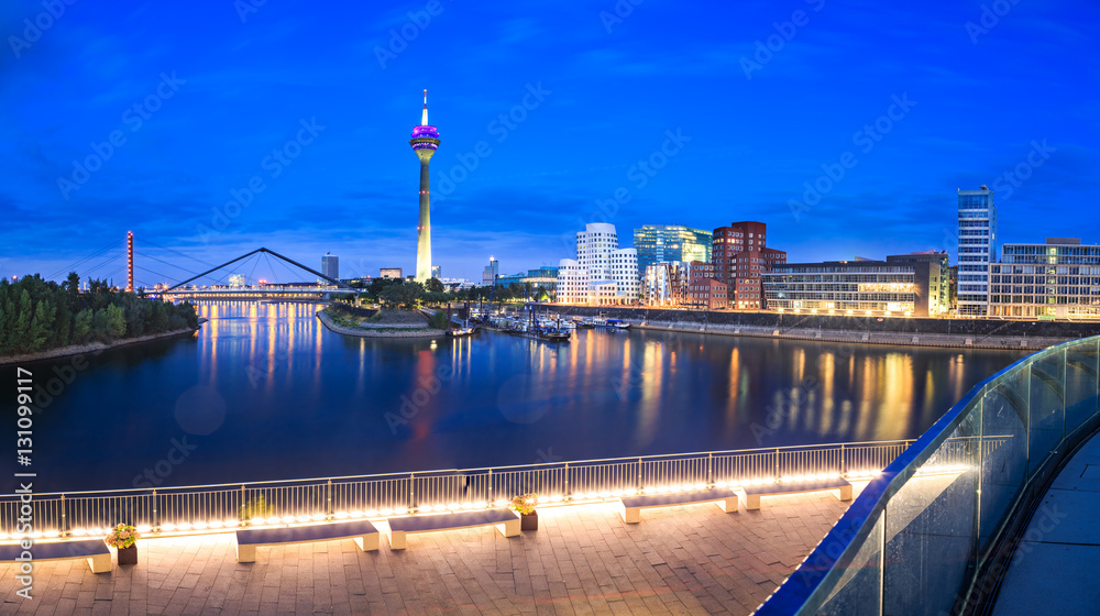 Fototapeta premium Dusseldorf by night