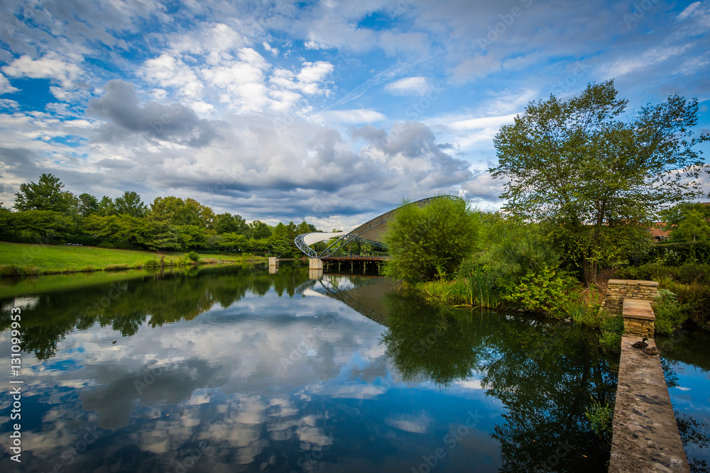 Fototapeta premium Dramatic sky over the lake at Symphony Park, in Charlotte, North