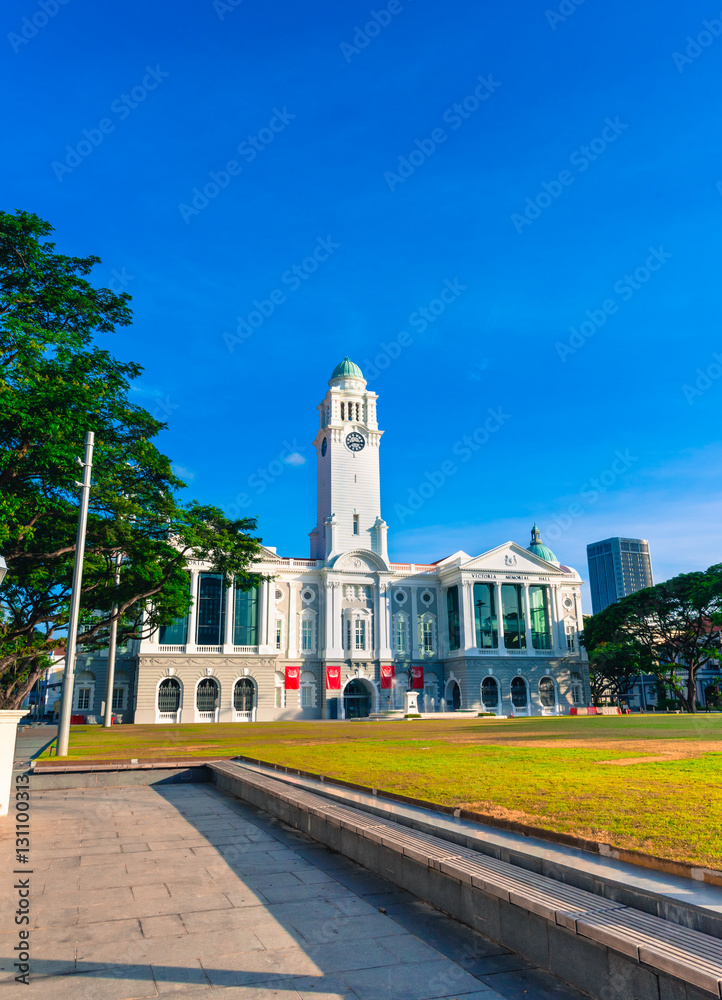 Fototapeta premium Victoria Theatre and Concert Hall in Singapore under blue sky