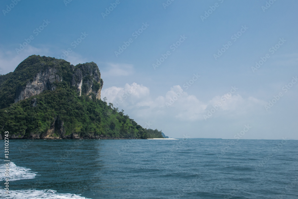 Felsenküste einer Insel in Thailand